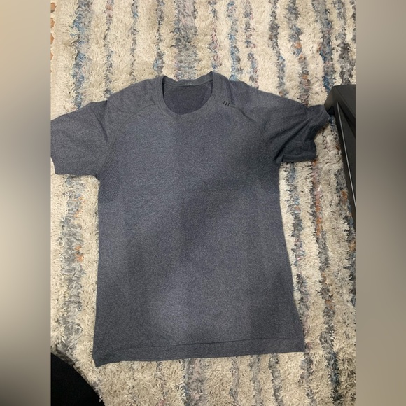 Lululemon tee - Picture 1 of 5